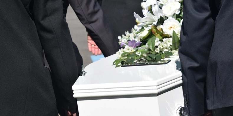Μακαρίτισσα έστειλε μακάβριο μήνυμα στην κηδεία της: «Σας βλέπω, κλάψτε περισσότερο»