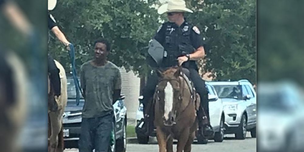Εικόνα ντροπής στο Τέξας: Αστυνομικός πάνω σε άλογο τραβά με σκοινί Αφροαμερικανό