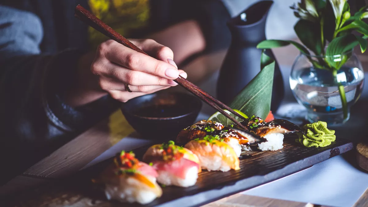 Σας αρέσει το σούσι; Τι κερδίζει ο εγκέφαλός σας και ποια νόσο γλιτώνετε με την προτίμησή σας