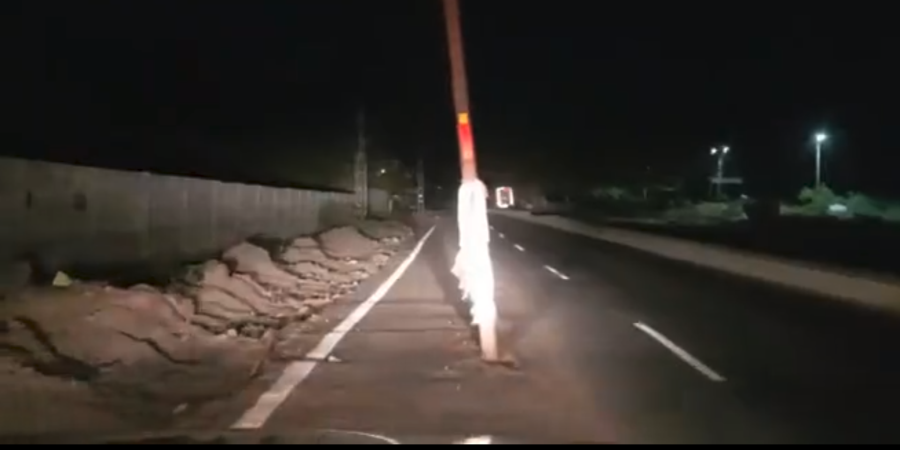 «Φύτεψαν» πάσσαλους της ηλεκτρικής στη μέση του δρόμου – VIDEO
