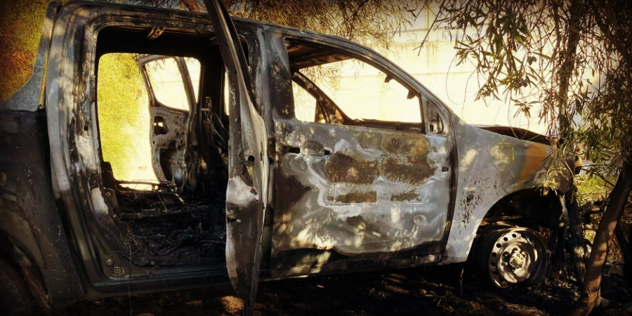 Ανακρίσεις επί ανακρίσεων για τη φωτιά στα οχήματα της Θήρας – Εικόνες από κάμερες παρακολούθησης 