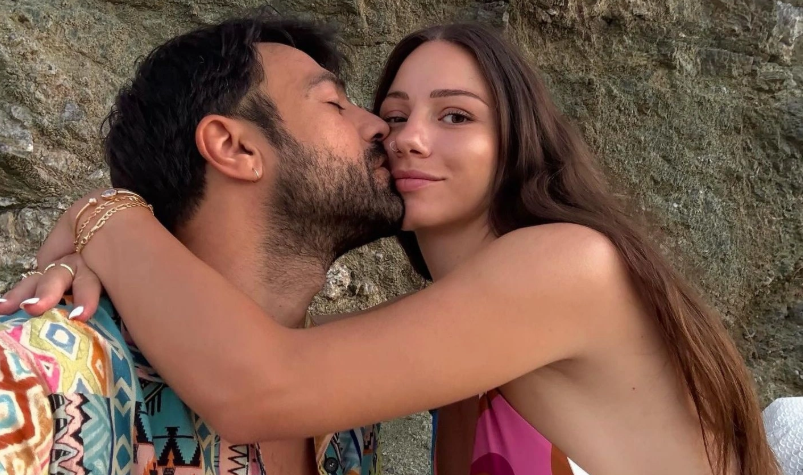 Ανδρέας Γεωργίου: Φιλά τη φουσκωμένη κοιλίτσα της Σιμώνης του στην παραλία