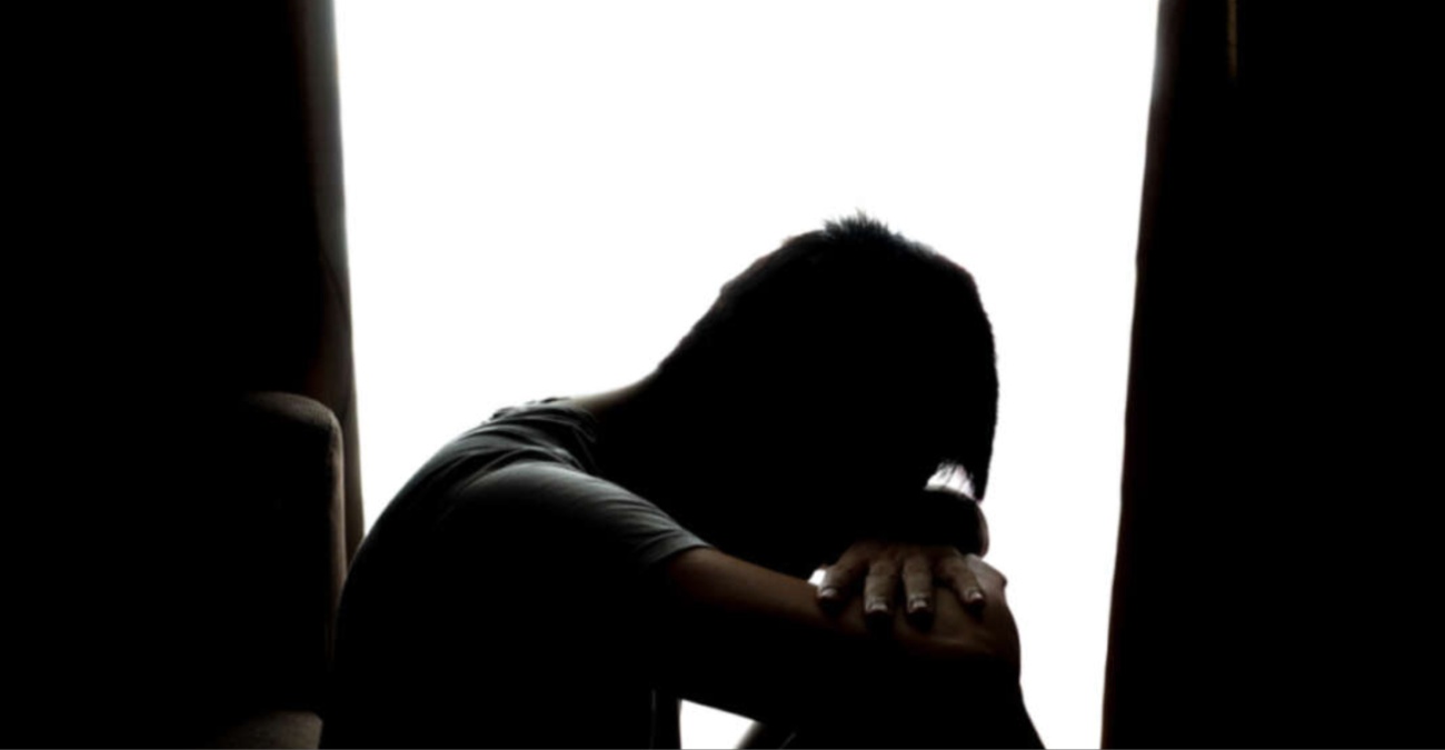 Σοκ από το βίντεο με ανήλικο να κλαίει έξω από δομή – Τι απαντά η Διευθύντρια των ΥΚΕ - «Κανένας δεν βγάζει έξω κανένα παιδί»