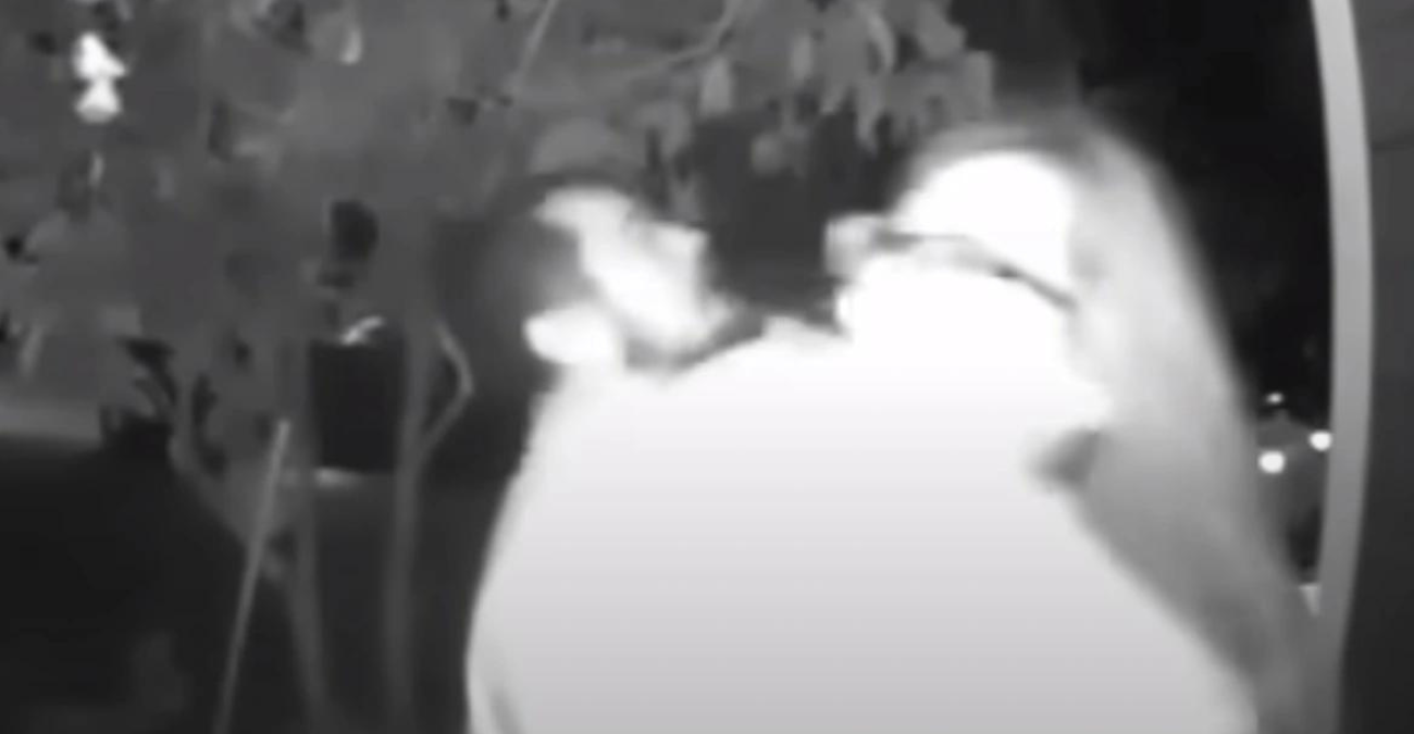 Όρεγκον: Κάμερα σε κουδούνι σπιτιού κατέγραψε καρέ-καρέ την αρπαγή γυναίκας - Ανατριχιαστικό βίντεο