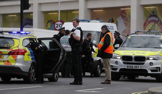 Συναγερμός στο Λονδίνο: Αυτοκίνητο εισέβαλε σε εμπορικό κέντρο