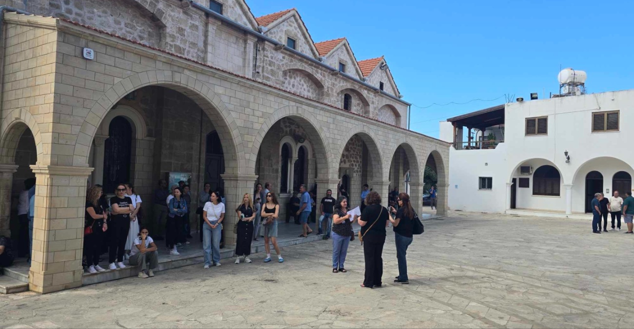 «Καρατόμηση μεθοδευμένη»: Πιστοί υπέρ του Τυχικού σε νέα διαμαρτυρία στην Πάφο – Είδαν τον Αρχιεπίσκοπο Γεώργιο