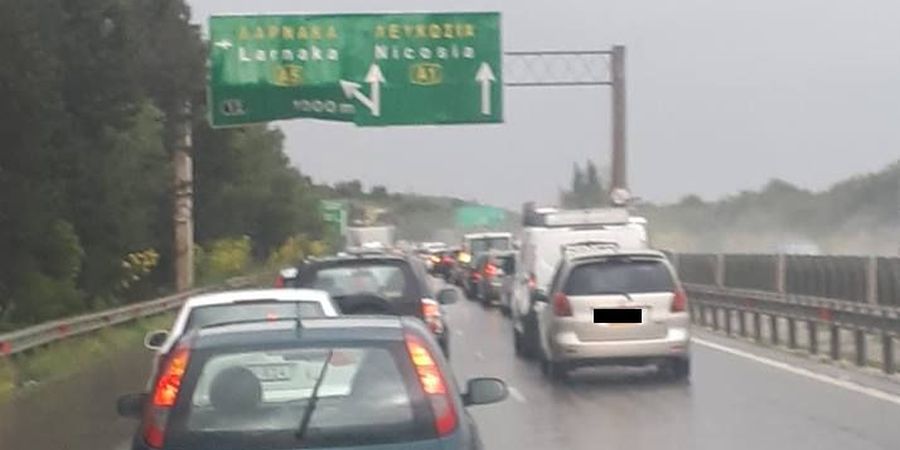 ΕΚΤΑΚΤΟ: Τροχαίο ατύχημα στον αυτοκινητόδρομο Λεμεσού-Λευκωσίας – Στη μέση του δρόμου το όχημα – ΦΩΤΟΓΡΑΦΙΕΣ