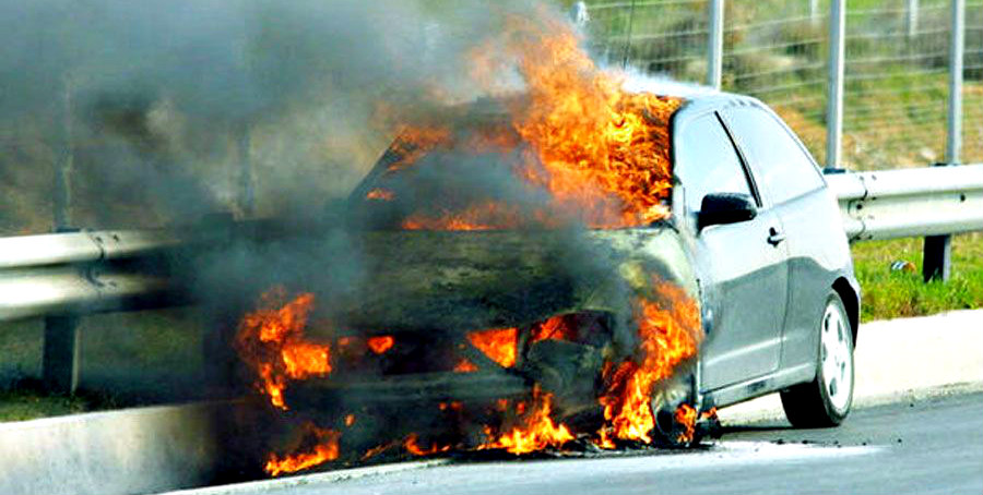 Σκηνές από ταινία τρόμου στο Τρόοδος - Πήρε φωτιά εν κινήσει αυτοκίνητο με επιβαίνοντες γυναίκα και δύο παιδάκια