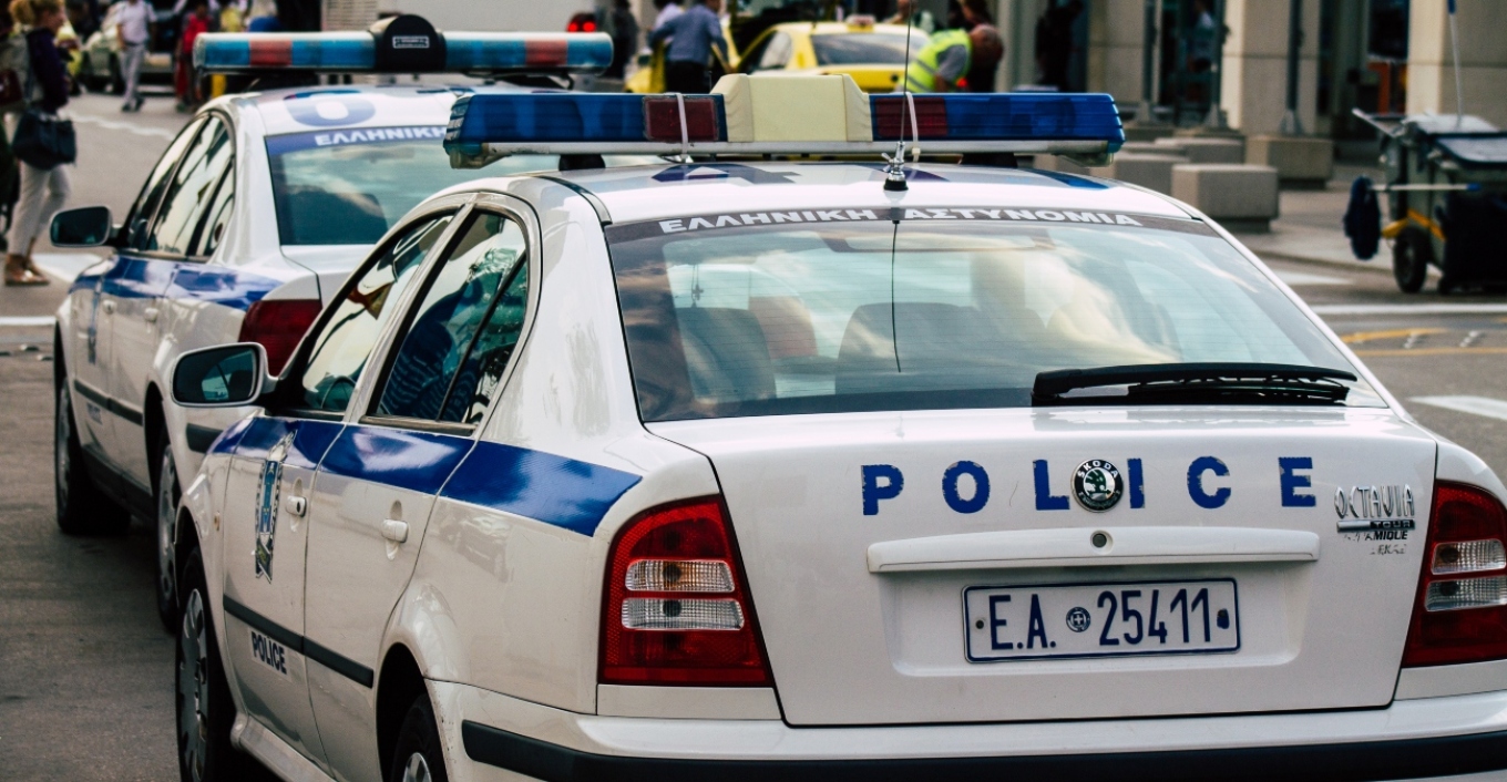 Θεσσαλονίκη: Κουκουλοφόροι επιτέθηκαν σε 18χρονο και την αδερφή του - Τον χτυπούσαν με κηπευτικά εργαλεία