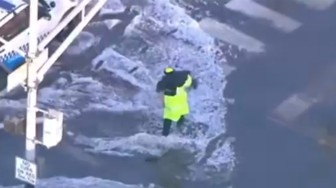 BINTEO: Σχολικός τροχονόμος παίρνει μαθητή στην πλάτη για να μην βραχεί