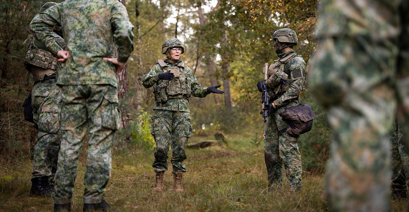 Βασίλισσα έβαλε φούμο και στολή παραλλαγής και έλαβε μέρος σε ασκήσεις – Δείτε φωτογραφίες