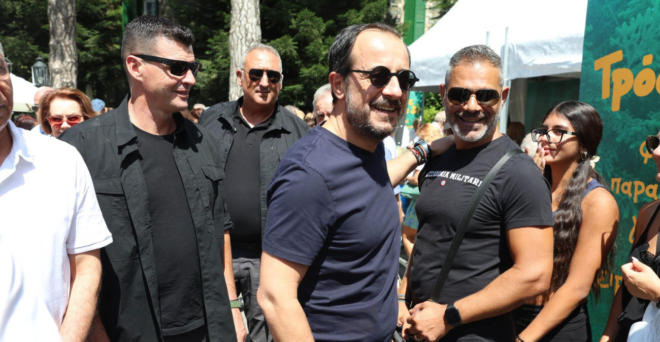 Από το Προεδρικό στον… παλουζέ: Ο Χριστοδουλίδης έπιασε την κουτάλα μαζί με πολίτες - Φωτογραφία