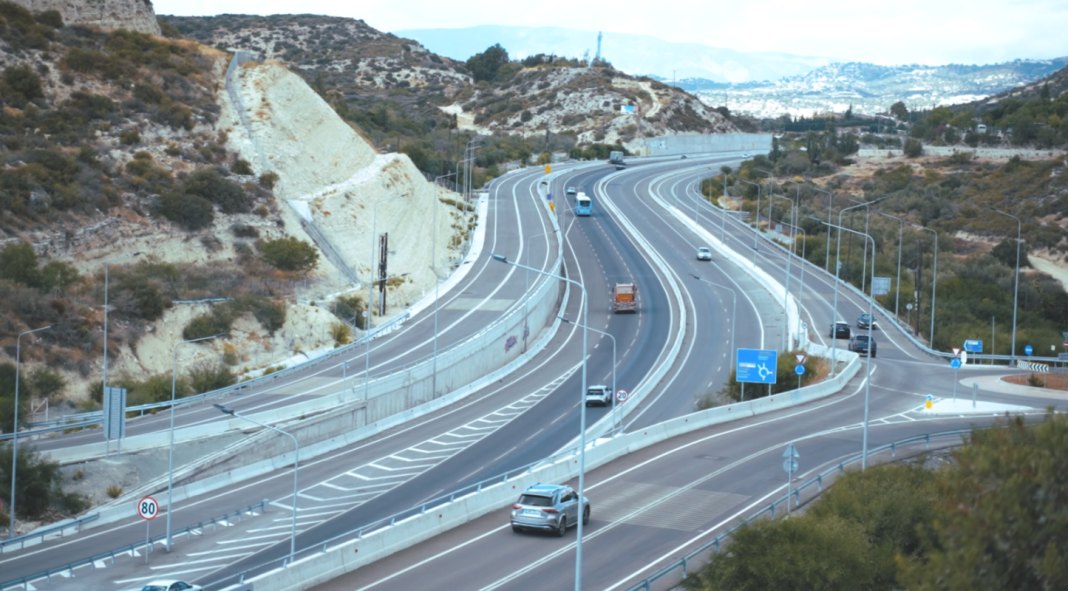 Υπόσχεση για το 2027 για δύο δρόμους-«κλειδιά» - Οι ημερομηνίες που τέθηκαν στη Βουλή