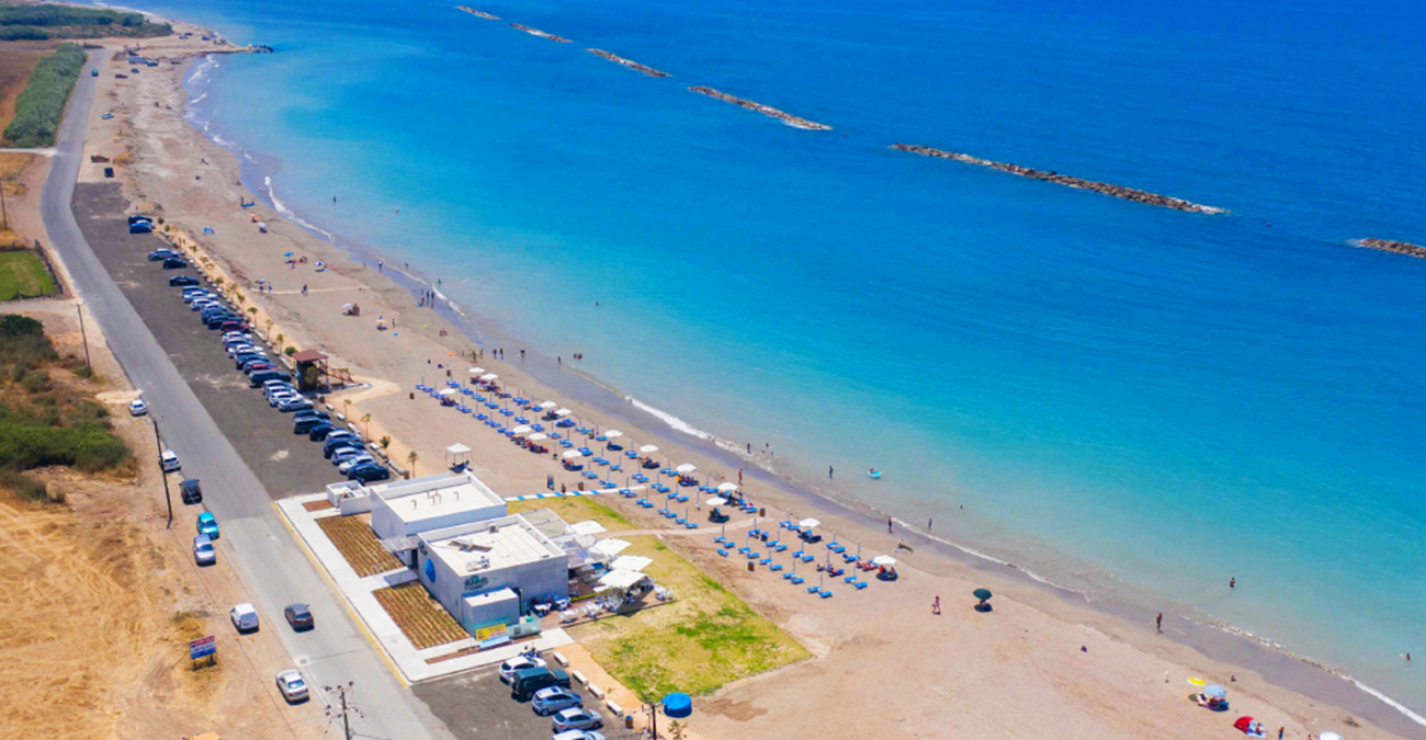 Αναστάτωση στην Πάφο από νυχτερινές «κόντρες» νεαρών - Όχημα κατέληξε σε εστιατόριο, σύγκρουση με σταθμευμένα αυτοκίνητα