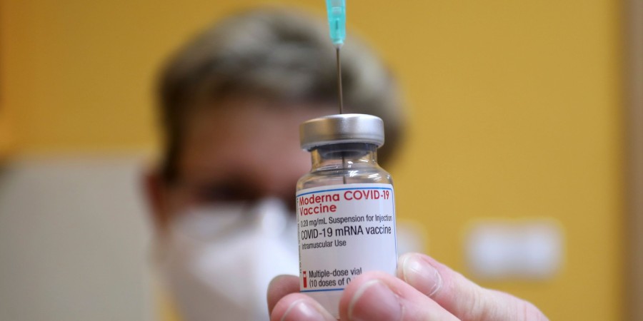 Η τρίτη δόση εμβολίου της Moderna επαναφέρει τη δράση του κατά της Όμικρον
