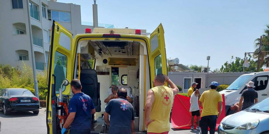 Λουόμενος κινδύνευσε να πνιγεί στη Λεμεσό - Μεταφέρθηκε στο Νοσοκομείο - Φωτογραφίες 