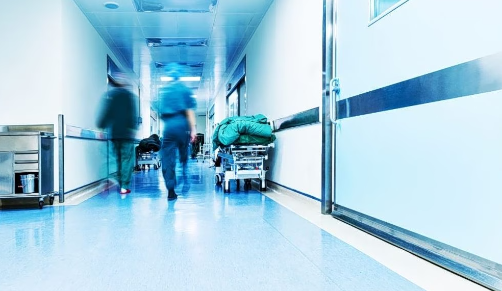 Ανείπωτη τραγωδία στα Καλάβρυτα: 55χρονος πήγε τη σύζυγό του στο νοσοκομείο και κατέληξε ο ίδιος