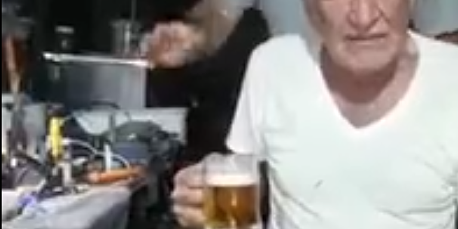 Έριξαν κροτίδα μέσα στο ποτό του – Παραλίγο να πέσει από την καρέκλα του – VIDEO