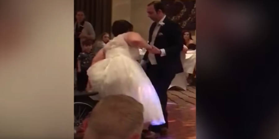 Άφησε το τροχοκάθησμα για τον πρώτο χορό της ζωής της την μέρα του γάμου-VIDEO