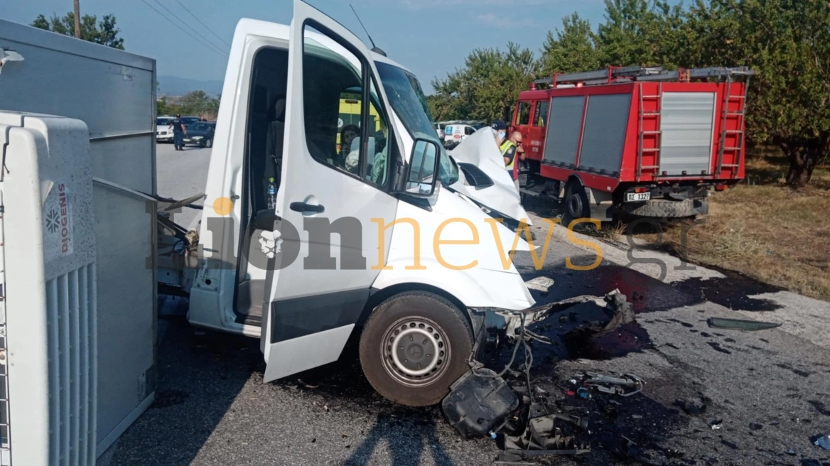 Μητέρα και γιος νεκροί από την μετωπική σύγκρουση φορτηγού με όχημα στις Σέρρες - Δείτε εικόνες από το σημείο της τραγωδίας