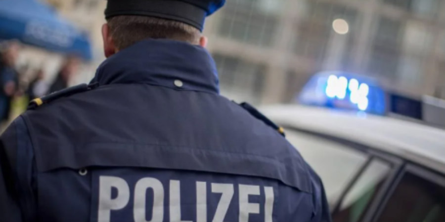 75χρονη στη Γερμανία αρνήθηκε να φορέσει μάσκα σε αεροπλάνο και δάγκωσε αστυνομικό πριν της βάλει χειροπέδες