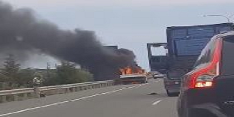Αυτοκινητόδρομος: Όχημα τυλίχθηκε στις φλόγες – Επέκταση φωτιάς και σε δίπλα χωράφι