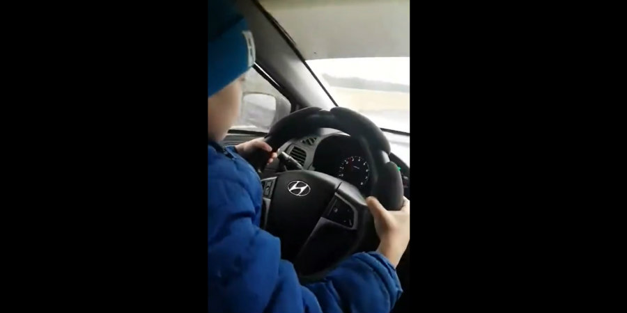 Μητέρα έβαλε τον 9χρονο γιο της να οδηγεί με 130χλμ. σε αυτοκινητόδρομο - VIDEO