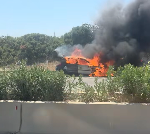 Ξέσπασε πυρκαγιά σε εν κινήσει όχημα στον αυτοκινητόδρομο - Έκλεισε η μια λωρίδα κυκλοφοράς -Δείτε βίντεο και φωτογραφία 