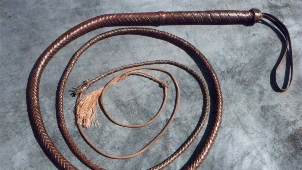 Ζευγάρι στην Ινδονησία υποβλήθηκε σε δημόσια μαστίγωση με 140 χτυπήματα για εξωγαμιαίες σχέσεις