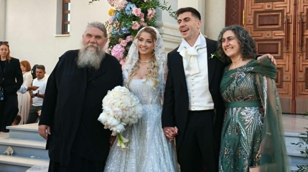 Ξέφρενο γλέντι για τον Φειδία και τη Στυλιάνα: Η αποκάλυψη για το πώς γνωρίστηκαν και η συμβουλή του πατέρα του - Δείτε φωτογραφίες και βίντεο