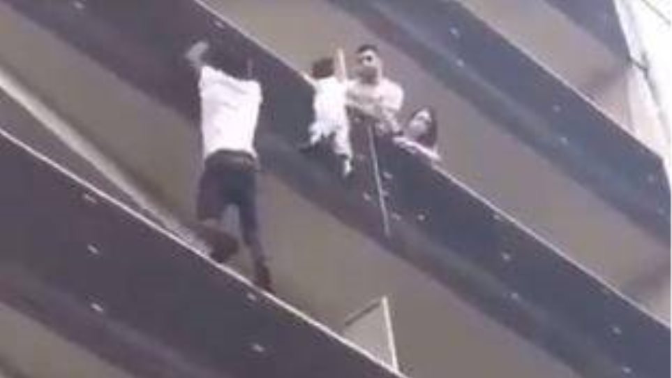 Σκαρφάλωσε τέσσερις ορόφους για να σώσει 4χρονο παιδί που κρεμόταν στο κενό- VIDEO