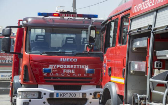 Συναγερμός στην Πυροσβεστική - Ξέσπασε πυρκαγιά σε χώρο στάθμευσης μεταξύ δύο κατοικιών στην Λευκωσία