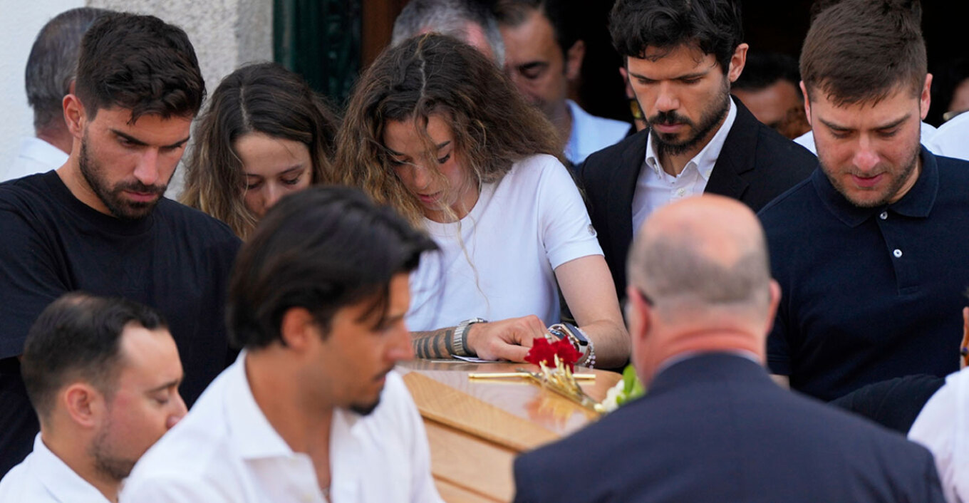 Σπαραγμός στην κηδεία του Ντιόγκο Ζότα: Συγκλόνισε η σύζυγός του που κράτησε το φέρετρο - Δείτε φωτογραφίες 