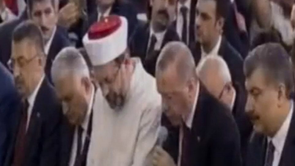 Νέο σόου Ερντογάν – Η δημόσια προσευχή με το μικρόφωνο στο χέρι – VIDEO