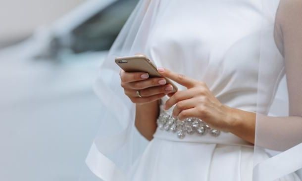 Χαμός σε γάμο: Η νύφη διάβαζε στη δεξίωση SMS του γαμπρού με την ερωμένη - Ποιος της τα έδωσε