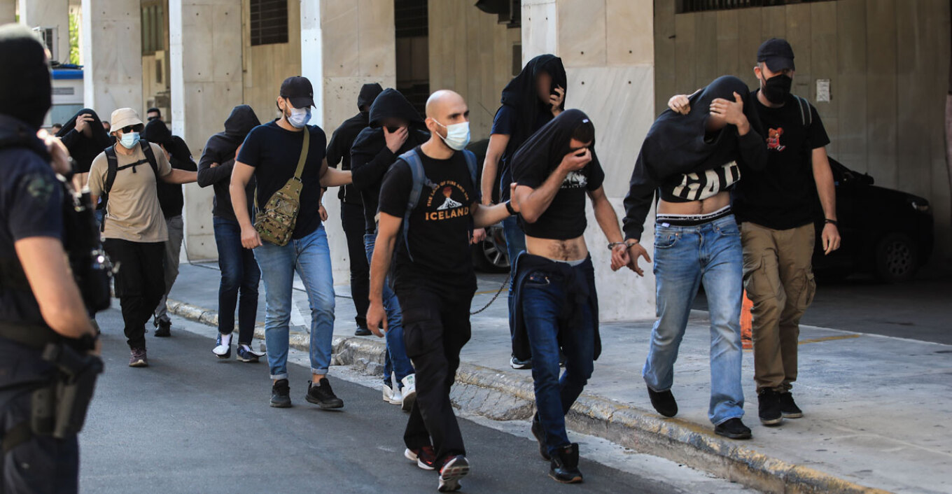Στον Εισαγγελέα οδηγήθηκαν οι 94 Κροάτες χούλιγκαν - Έπιασαν πέντε, ψάχνουν άλλους 50 σε όλη την Ελλάδα 