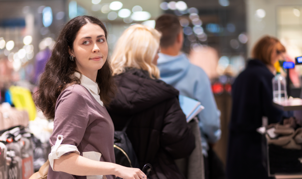 Τι αποκαλύπτει η ψυχολογία όταν αφήνετε κάποιον να περάσει μπροστά σας στο ταμείο