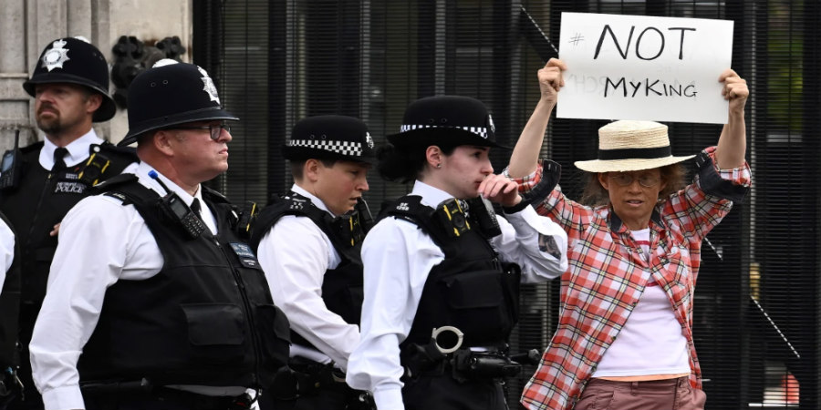 Τρεις συλλήψεις για «διατάραξη της τάξης» στο Εδιμβούργο - Διαδηλώτριες αποδοκίμασαν τον βασιλιά Κάρολο στο Λονδίνο
