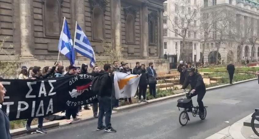 Διαμαρτυρία Κύπριων φοιτητών στο Λονδίνο για επίσκεψη Τατάρ - Δείτε βίντεο