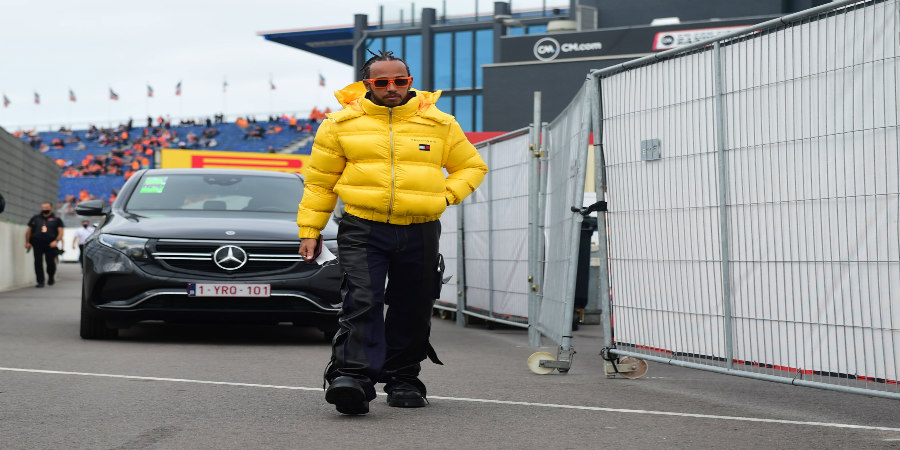 Ο Lewis Hamilton φοράει Tommyxromeo στο Ολλανδικο Formula One™ Grand Prix 2021