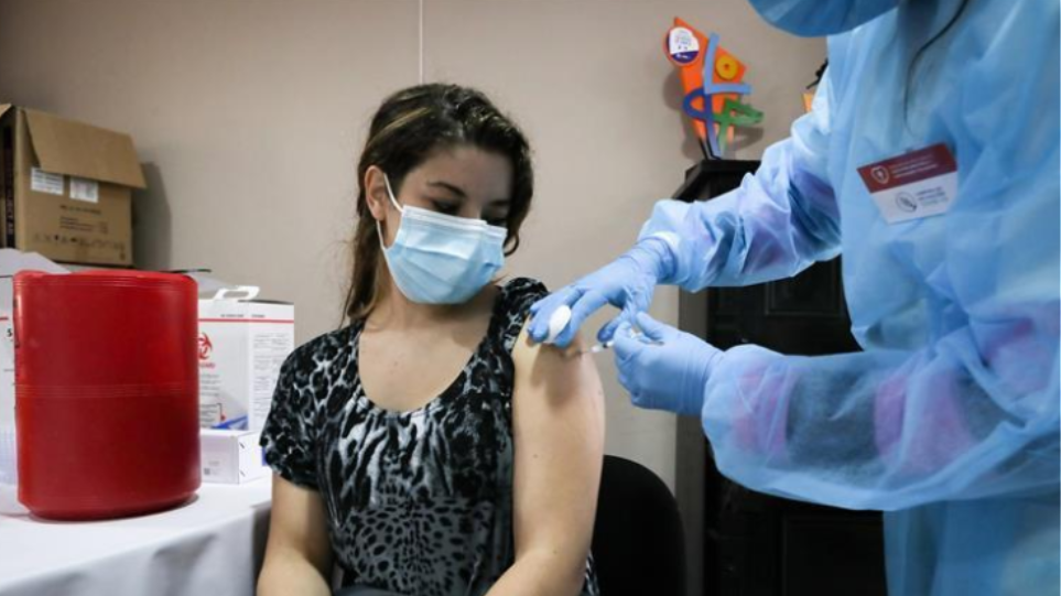 Εμβόλια εναντίον «Δέλτα» και άλλων μεταλλάξεων: Τι πρέπει να ξέρουν εμβολιασμένοι και ανεμβολίαστοι