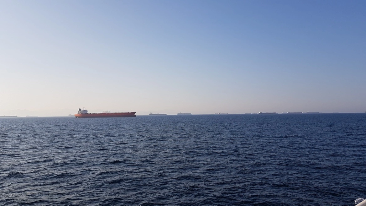 Πληροφορίες ότι ινδικό πλοίο προσπάθησε να περάσει τα Στενά του Ορμούζ και δέχθηκε πυρά από τους Φρουρούς της Επανάστασης