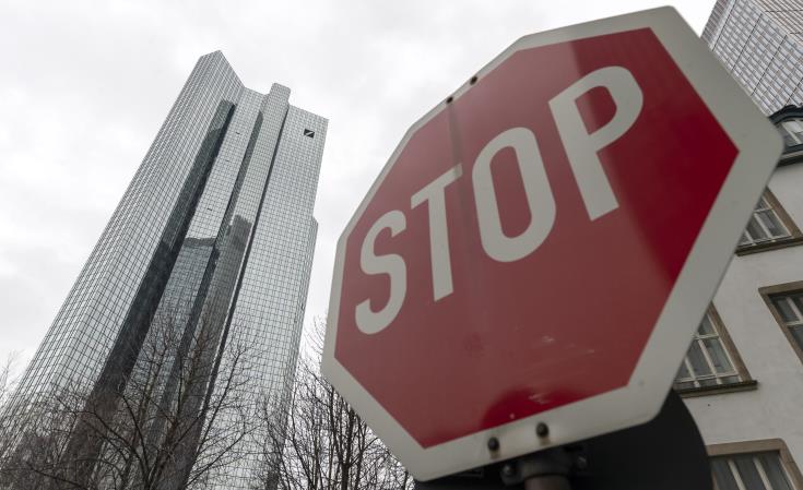 Σε μείωση των θέσεων εργασίας της κατά 9.000 προχωρεί η Deutsche Bank
