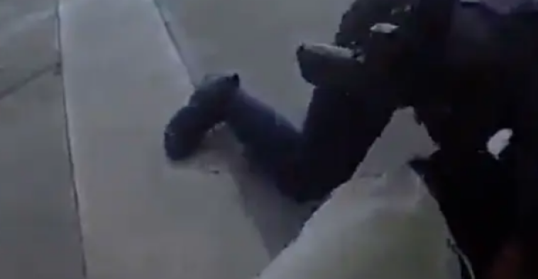 Video: Σάλος από τον άγριο ξυλοδαρμό 16χρονου από αστυνομικό σε σχολείο στις ΗΠΑ 