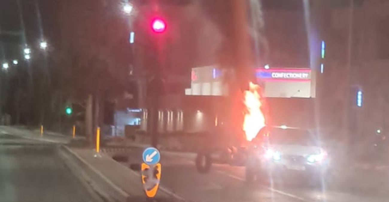 Μάζεψαν ελαστικά και τους έβαλαν φωτιά στη Λεμεσό- Τράπηκαν σε φυγή μόλις έφτασε η Αστυνομία - Φωτογραφία