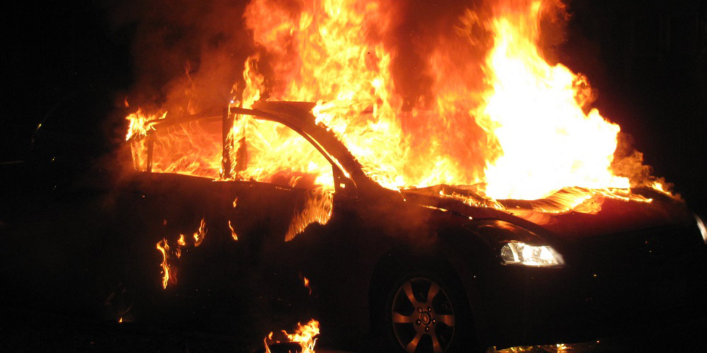 Σήμανε συναγερμός για πυρκαγιά και βρέθηκε καμένο αυτοκίνητο σε γκρεμό – Αποκλείστηκε η σκηνή   