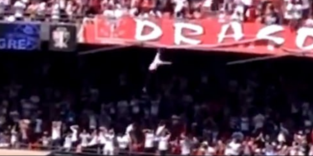 Οπαδός στη Βραζιλία πέφτει από 12 μέτρα πάνω σε 13χρονη – VIDEO