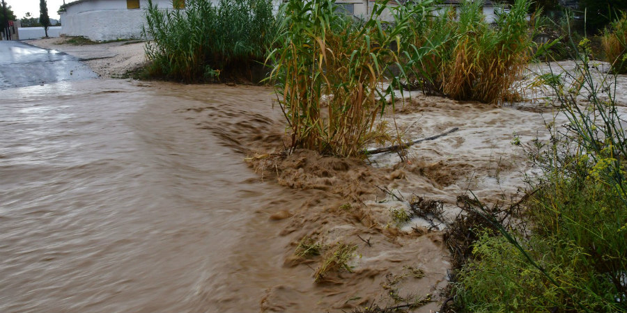 ΠΡΟΣΟΧΗ: Συσσώρευση νερού στον δρόμο Κακοπετριάς - Καρβουνά λόγω καταρρακτωδών βροχών και χαλαζόπτωσης