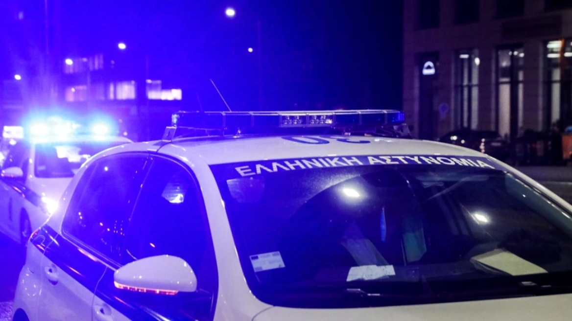 Αυτοκίνητο έπεσε στη θάλασσα στη Γλυφάδα - Η απίστευτη κατάληξη για τους δύο επιβάτες