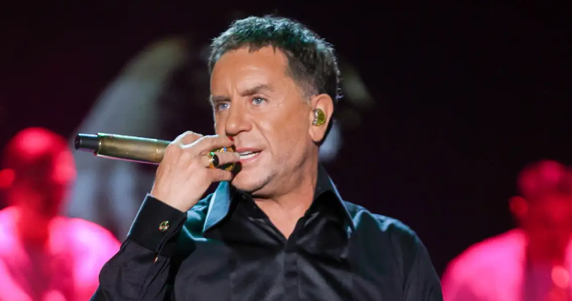 VIDEO: «Είμαι ο Γιώργος Μαζωνάκης ο αληθινός»: Δεν έπεφτε καρφίτσα στην πρεμιέρα του λίγες ώρες μετά τις καταγγελίες